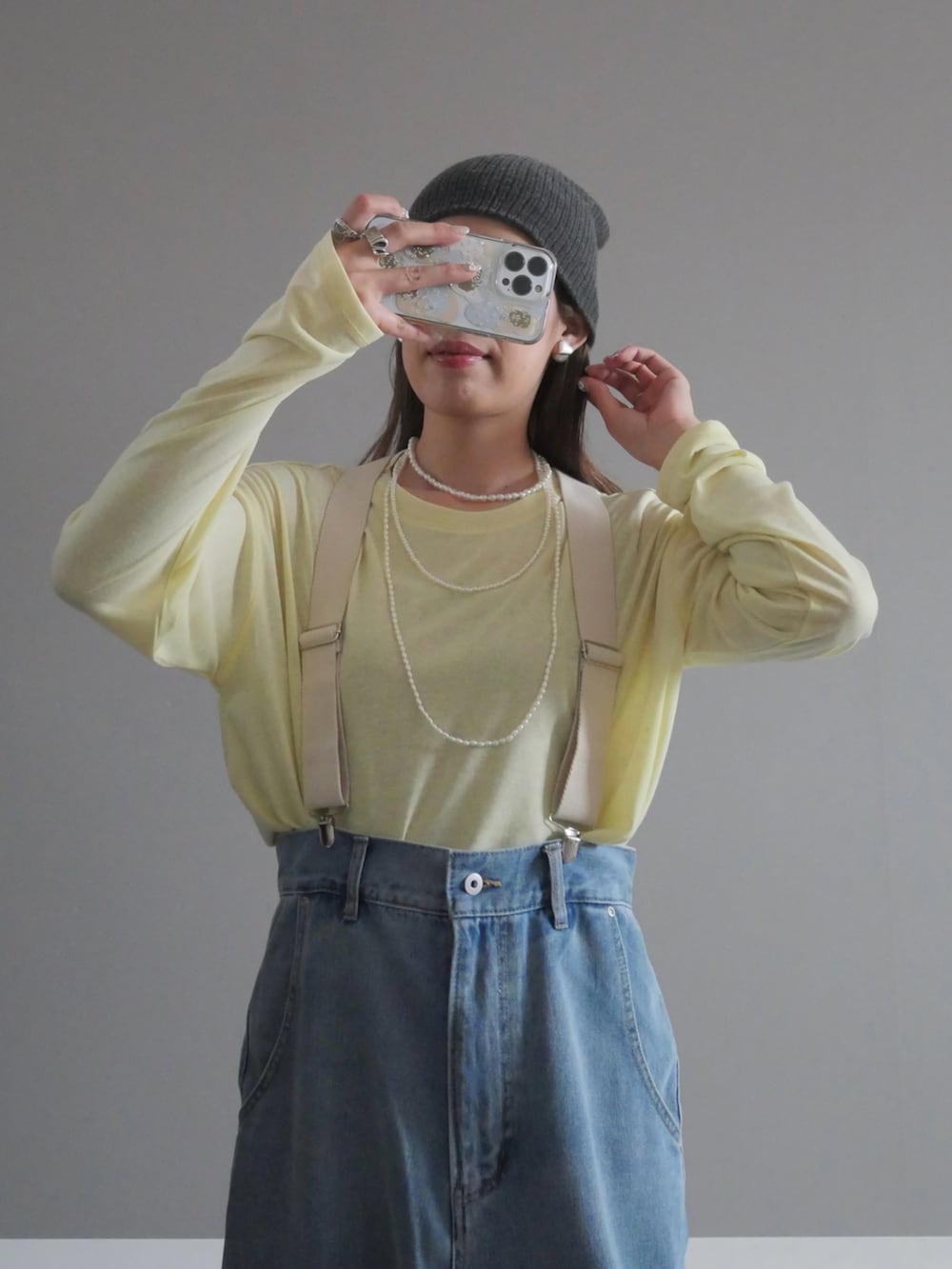 イエロー系のTシャツ/カットソー、ブラック系のボディバッグ/ウエストポーチ、その他のネックレスを着用したレディースの秋コーディネートの2枚目の写真