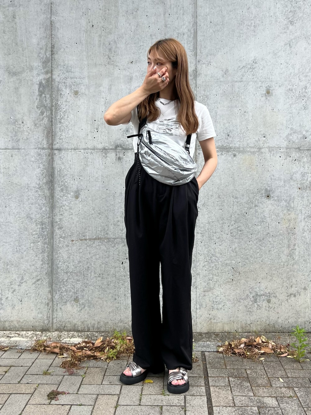 「箔プリント、ミニTシャツ、プリントT、ボディバッグ、メタルバッグ、サロペット、モノトーン、メタリック、パデッドサンダル、ボリュームサンダル、サンダル、厚底サンダル」｜「notch.の箔プリントアソートコンパクトTシャツ（Tシャツ/カットソー、ホワイト系）」を使った、miiさん（レディース・162cm）の春コーディネートの3枚目の写真