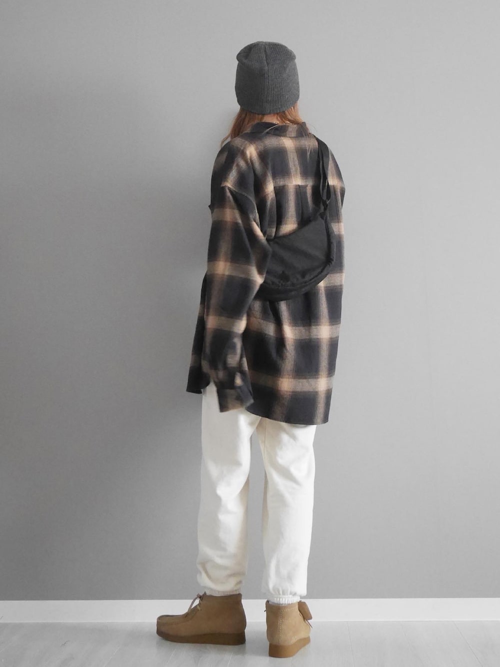 ブラック系のシャツ/ブラウス、ホワイト系のTシャツ/カットソー、ブラック系のショルダーバッグを着用したレディースの秋コーディネートの2枚目の写真