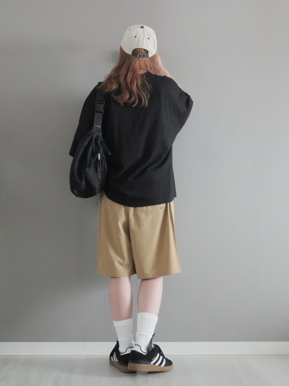 ブラック系のTシャツ/カットソー、ベージュ系のその他パンツ、ブラック系のボディバッグ/ウエストポーチを着用したレディースの夏コーディネートの5枚目の写真