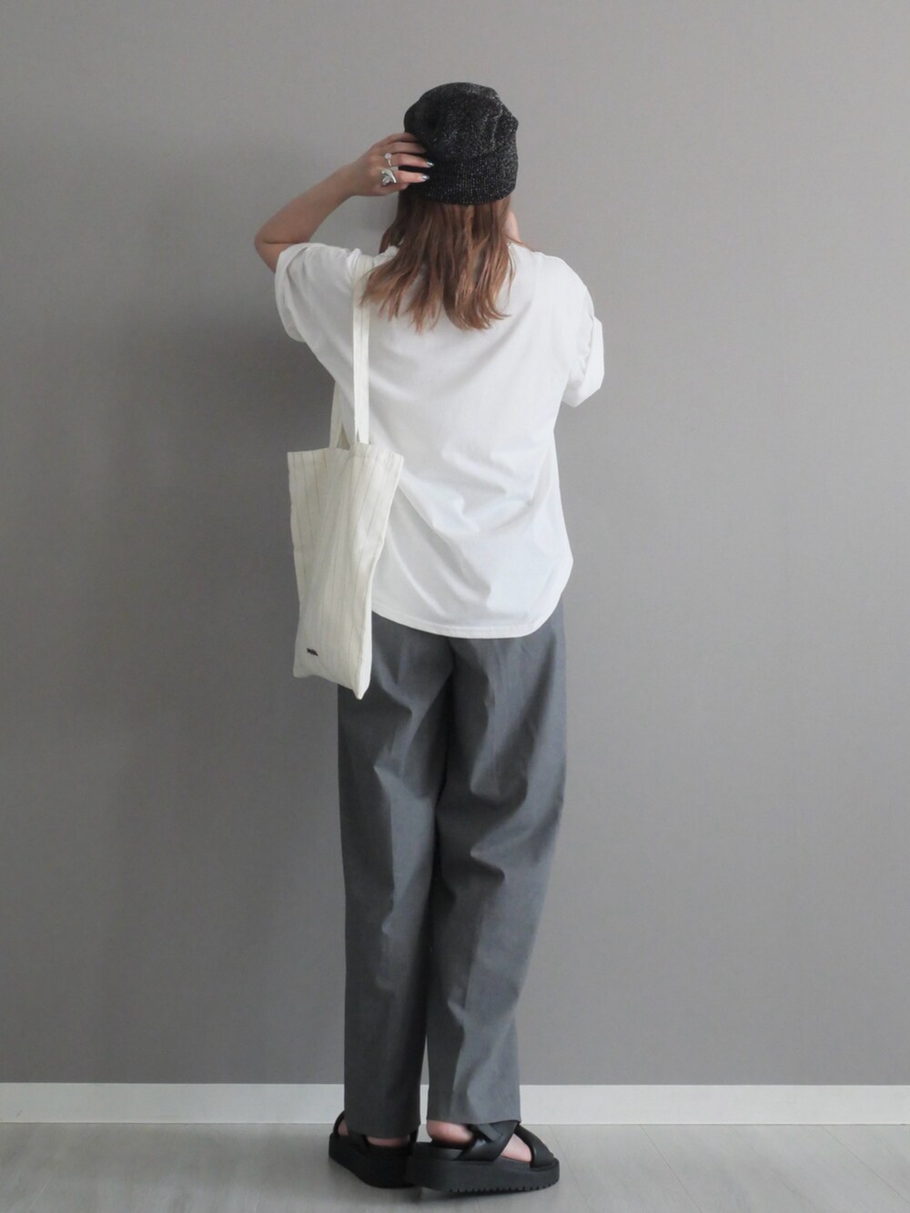 ホワイト系のTシャツ/カットソー、ホワイト系のトートバッグ、ブラック系のニットキャップ/ビーニーを着用したレディースの夏コーディネートの4枚目の写真