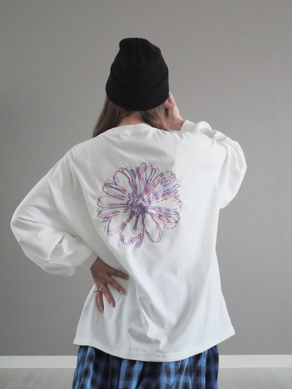 ホワイト系のTシャツ/カットソー、ブルー系のスカート、ブラック系のショルダーバッグを着用したレディースの春コーディネートの2枚目の写真