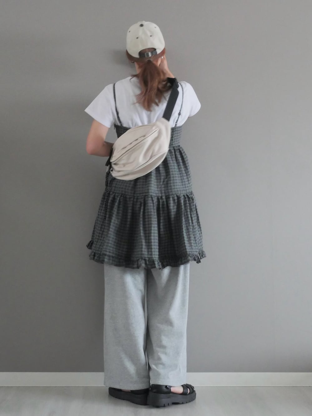 グレー系のワンピース、ホワイト系のボディバッグ/ウエストポーチ、ホワイト系のTシャツ/カットソーを着用したレディースの夏コーディネートの5枚目の写真