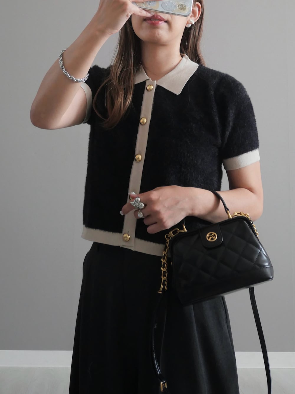 ブラック系のトートバッグ、ブラック系のブーツ、ブラック系のニット/セーターを着用したレディースの秋コーディネートの3枚目の写真