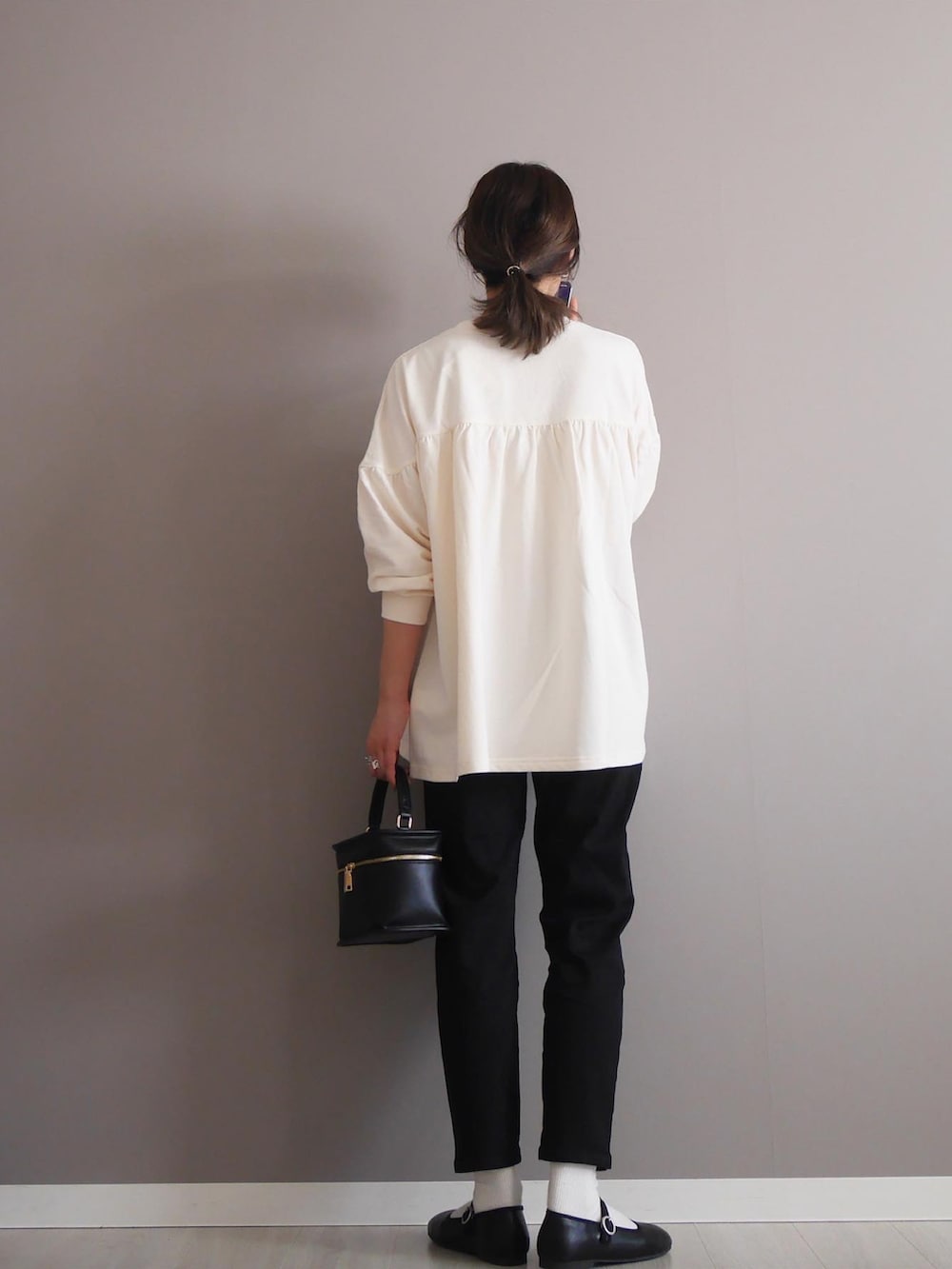 ホワイト系のTシャツ/カットソー、ブラック系のデニムパンツ、ブラック系のショルダーバッグを着用したレディースの春コーディネートの3枚目の写真