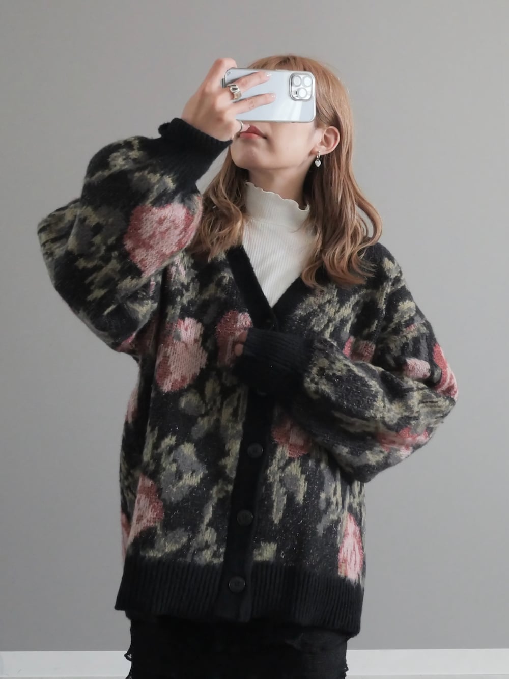 ブラック系のカーディガン/ボレロ、ホワイト系のTシャツ/カットソー、ブラック系のスカートを着用したレディースの秋コーディネートの2枚目の写真