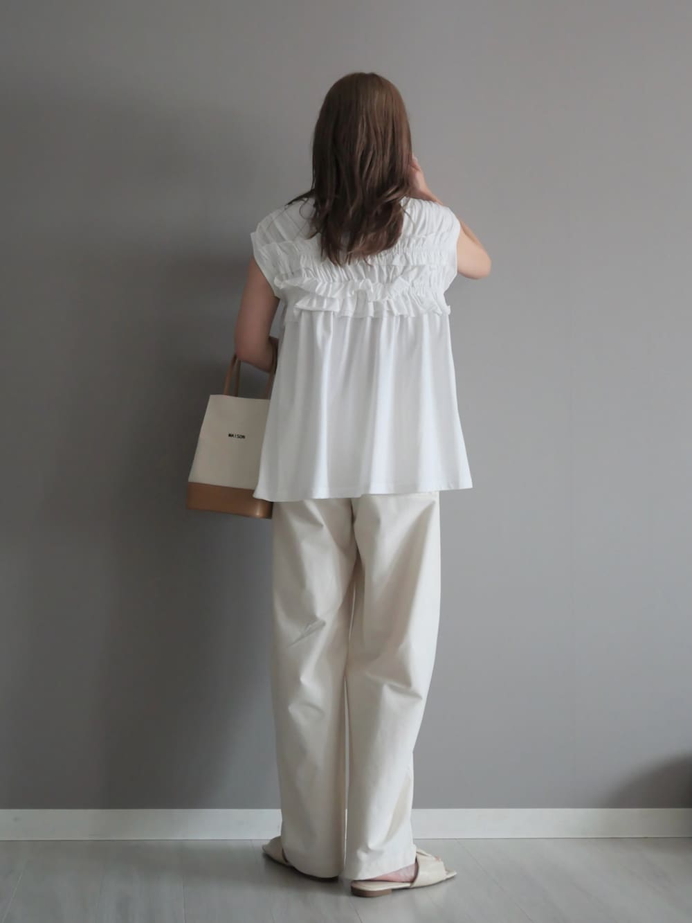 ホワイト系のTシャツ/カットソー、シルバー系のブレスレットを着用したレディースの夏コーディネートの5枚目の写真