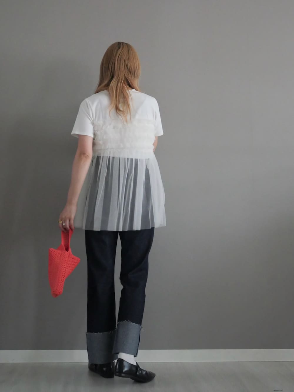 ホワイト系のTシャツ/カットソー、ブルー系のデニムパンツ、ゴールド系のネックレスを着用したレディースの夏コーディネートの4枚目の写真