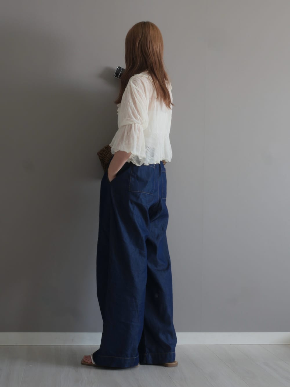 ホワイト系のカーディガン/ボレロ、ブルー系のデニムパンツ、ホワイト系のネックレスを着用したレディースの夏コーディネートの3枚目の写真