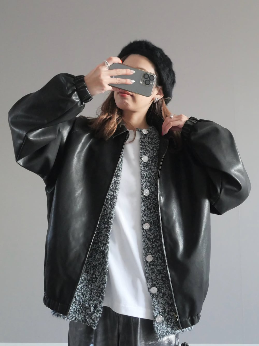 ブラック系のブルゾン、グレー系のカーディガン/ボレロ、ブラック系のその他パンツを着用したレディースの冬コーディネートの2枚目の写真