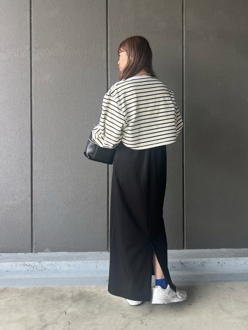 ホワイト系のスウェット、ホワイト系のTシャツ/カットソー、ブラック系のワンピースを着用したレディースの春コーディネートの2枚目の写真