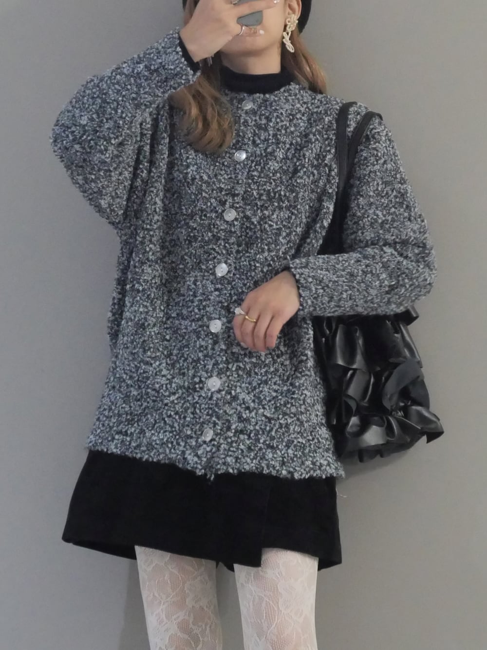 グレー系のカーディガン/ボレロ、ブラック系のトートバッグ、ホワイト系のタイツ/ストッキングを着用したレディースの秋コーディネートの2枚目の写真