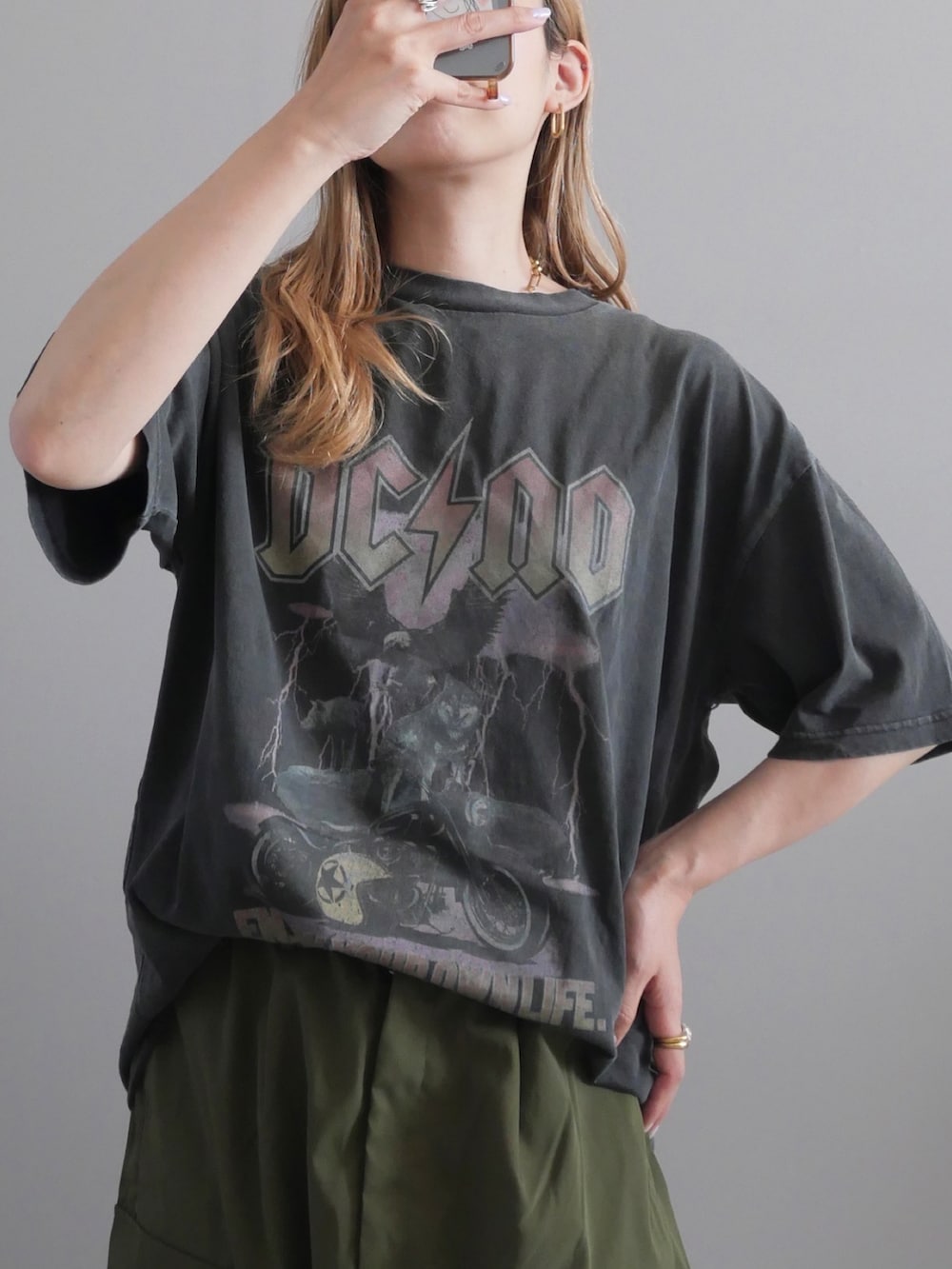 グレー系のTシャツ/カットソー、グリーン系のカーゴパンツ、ブラック系のバックパック/リュックを着用したレディースの春コーディネートの3枚目の写真