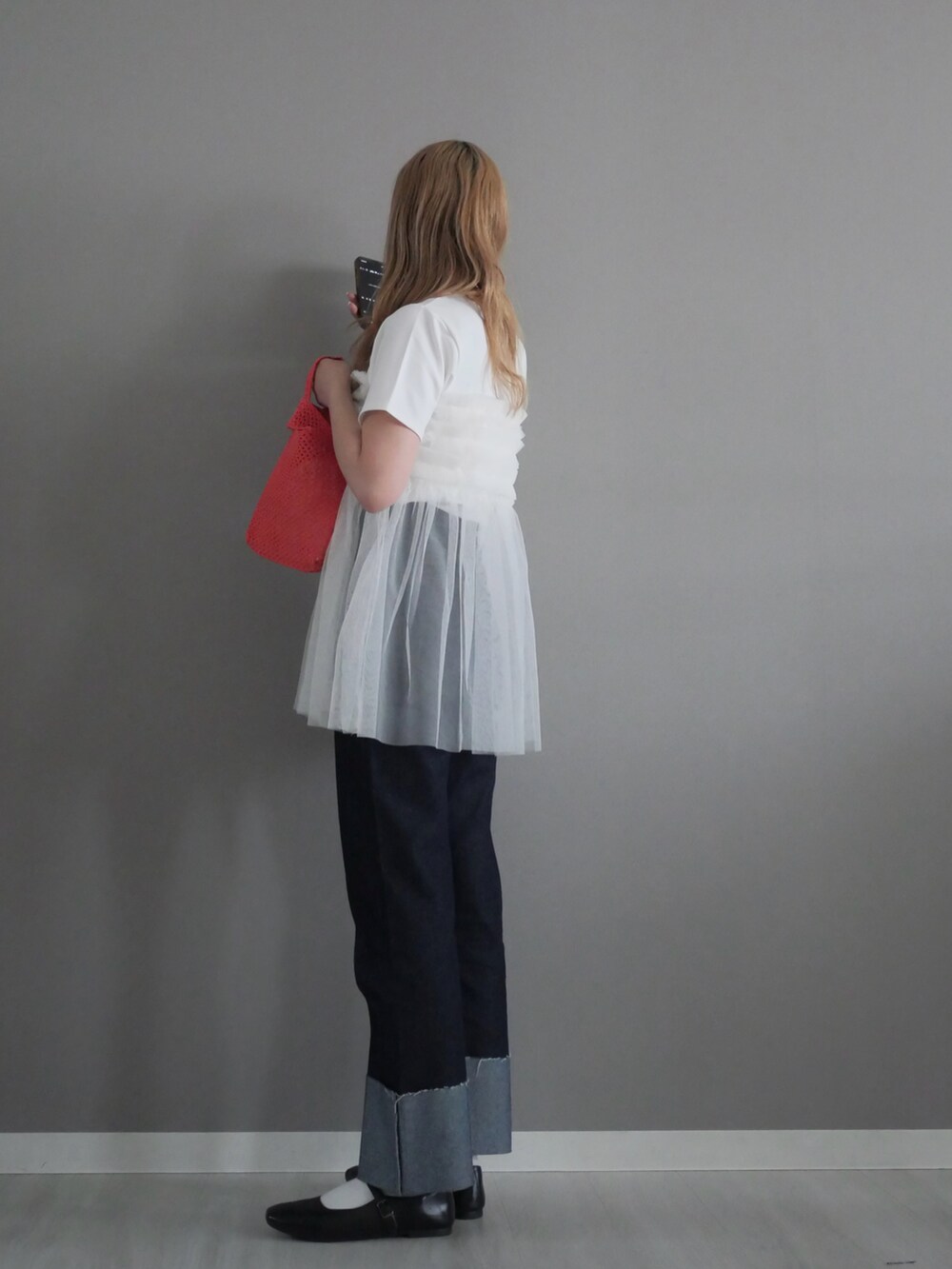 ホワイト系のTシャツ/カットソー、ブルー系のデニムパンツ、ゴールド系のネックレスを着用したレディースの夏コーディネートの3枚目の写真