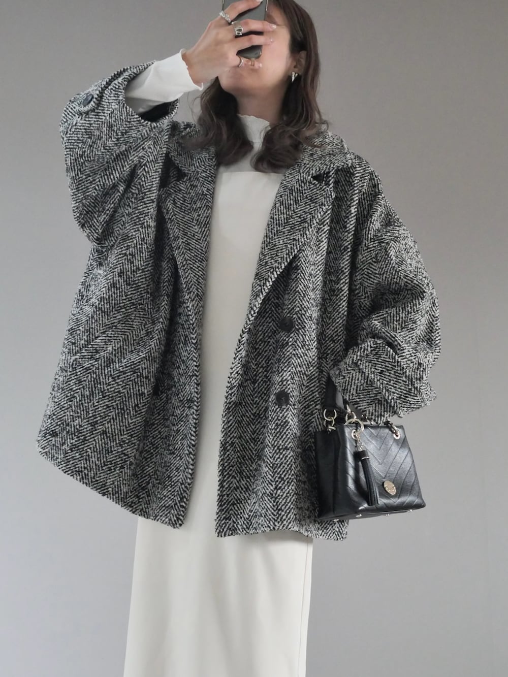 その他のピーコート、ホワイト系のTシャツ/カットソー、ホワイト系のワンピースを着用したレディースの秋コーディネートの3枚目の写真