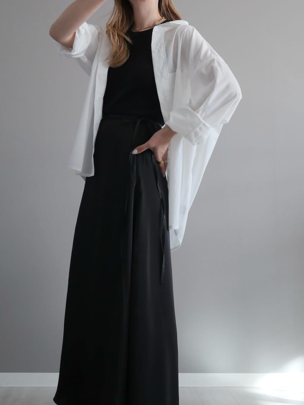 ホワイト系のシャツ/ブラウス、ブラック系のスカート、ブラック系のタンクトップを着用したレディースの夏コーディネートの2枚目の写真