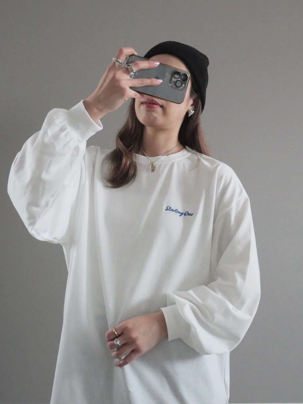 ホワイト系のTシャツ/カットソー、ブルー系のスカート、ブラック系のショルダーバッグを着用したレディースの春コーディネートの3枚目の写真