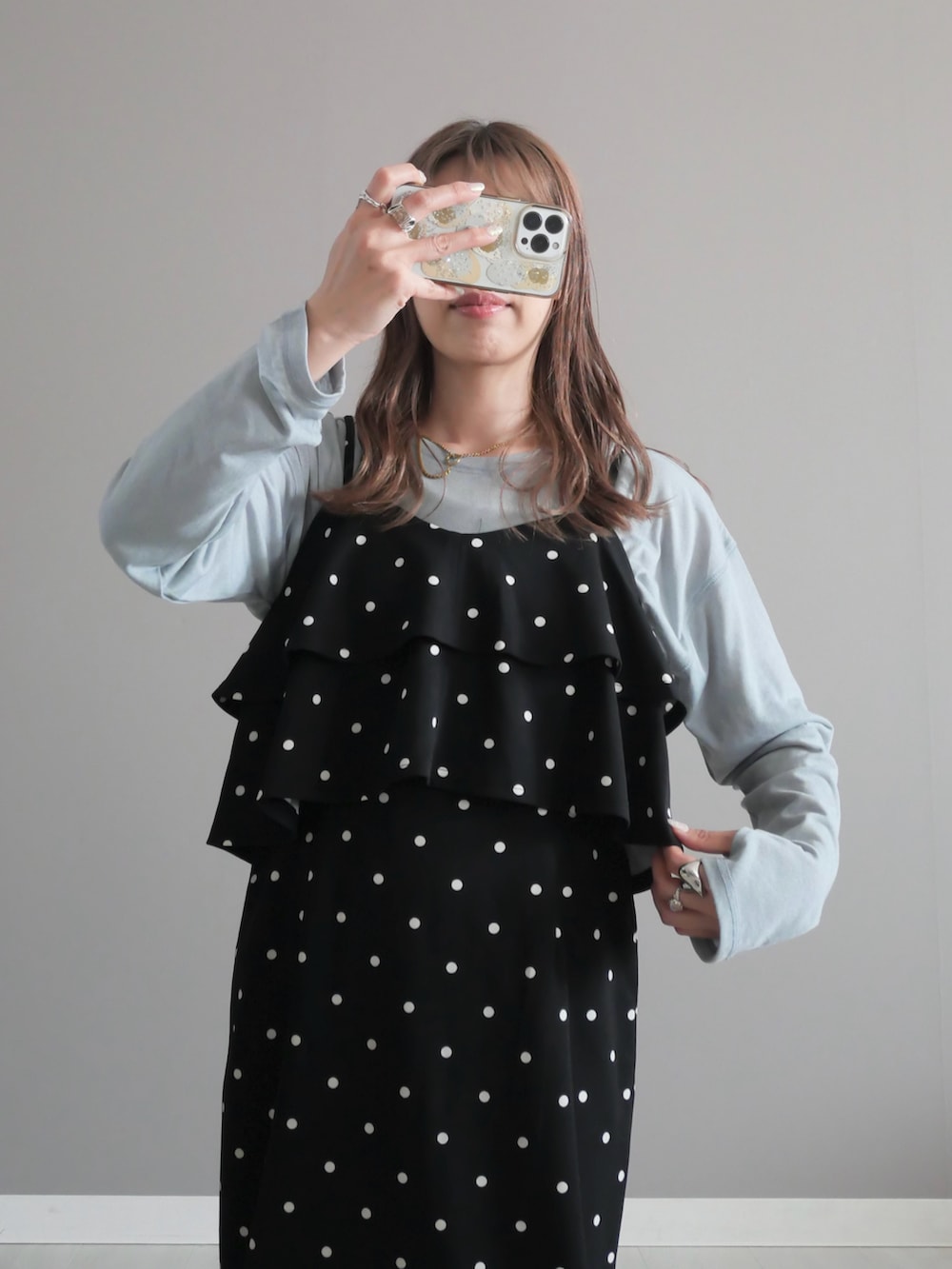 ブルー系のTシャツ/カットソー、その他のワンピース、ホワイト系のトートバッグを着用したレディースの春コーディネートの2枚目の写真