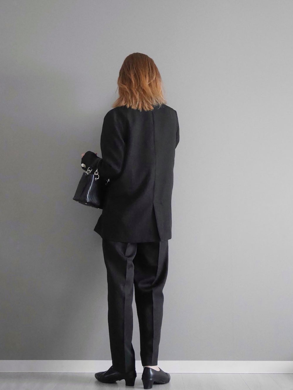 ホワイト系のシャツ/ブラウス、ブラック系のセットアップ、ブラック系のショルダーバッグを着用したレディースの春コーディネートの4枚目の写真