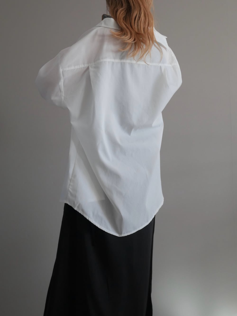 ホワイト系のシャツ/ブラウス、ブラック系のスカート、ブラック系のタンクトップを着用したレディースの夏コーディネートの3枚目の写真