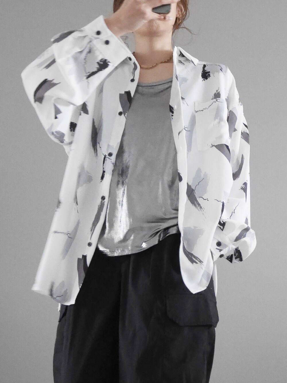 ホワイト系のシャツ/ブラウス、シルバー系のタンクトップ、ベージュ系のパンツを着用したレディースの冬コーディネートの2枚目の写真