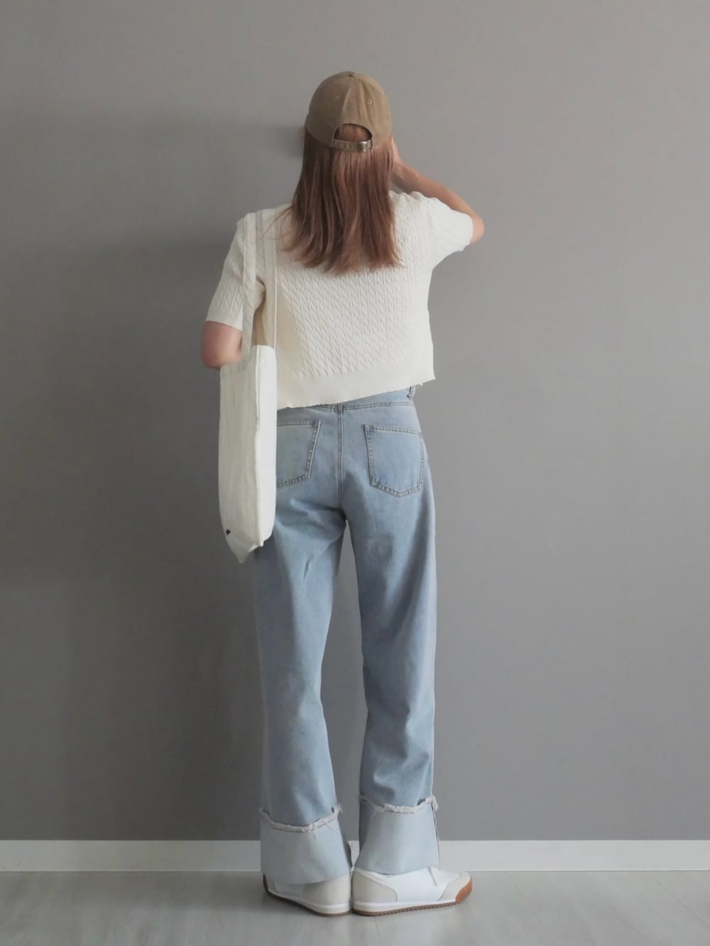 ホワイト系のカーディガン/ボレロ、ホワイト系のトートバッグ、ブルー系のデニムパンツを着用したレディースの夏コーディネートの3枚目の写真