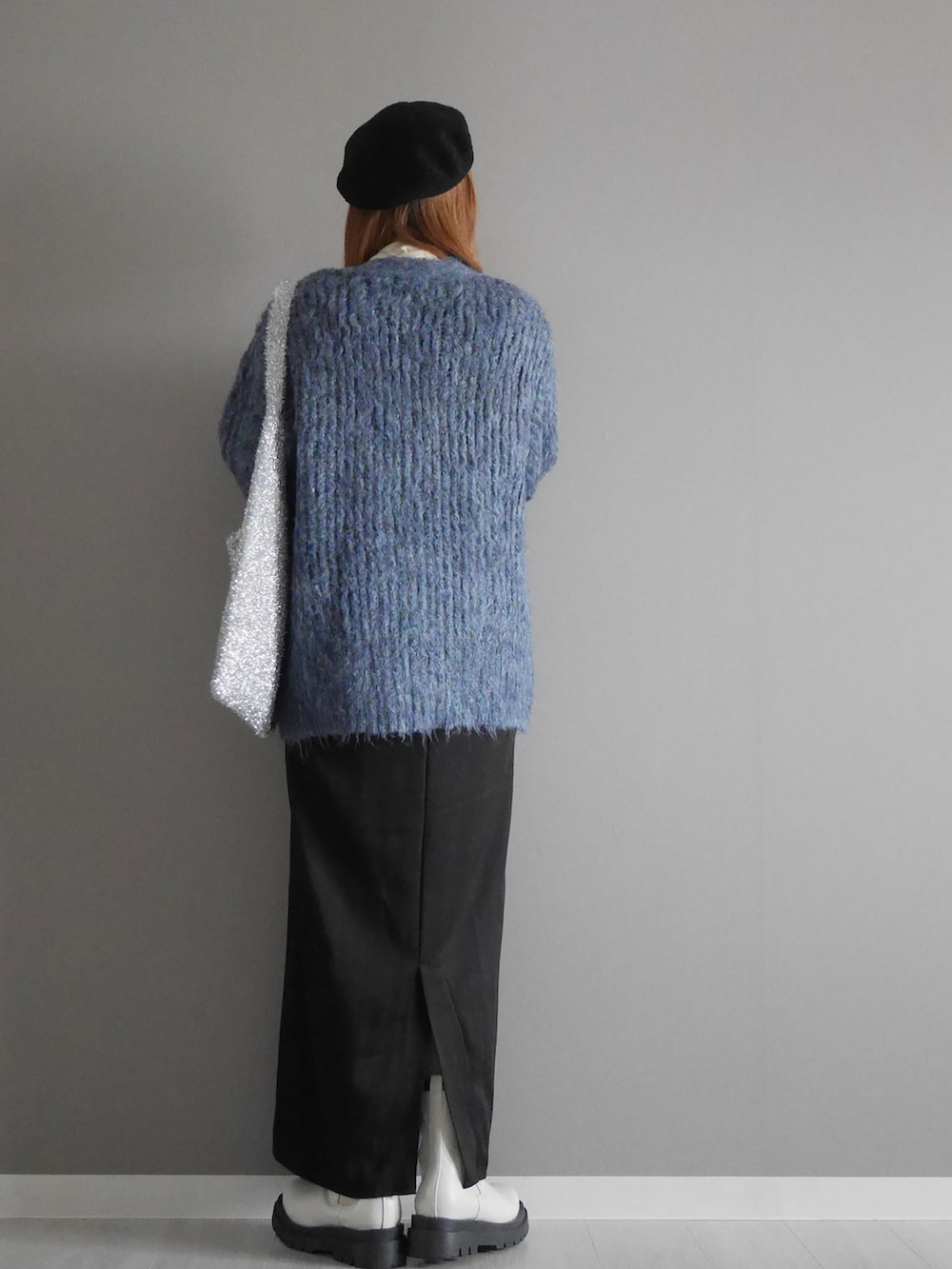 ブルー系のカーディガン/ボレロ、ブラック系のワンピース、シルバー系のショルダーバッグを着用したレディースの秋コーディネートの2枚目の写真