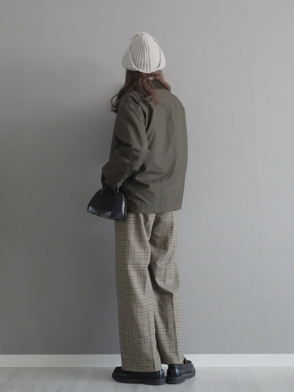 グレー系のスウェット、ベージュ系のパンツ、グリーン系のジャケット/アウターを着用したレディースの冬コーディネートの5枚目の写真