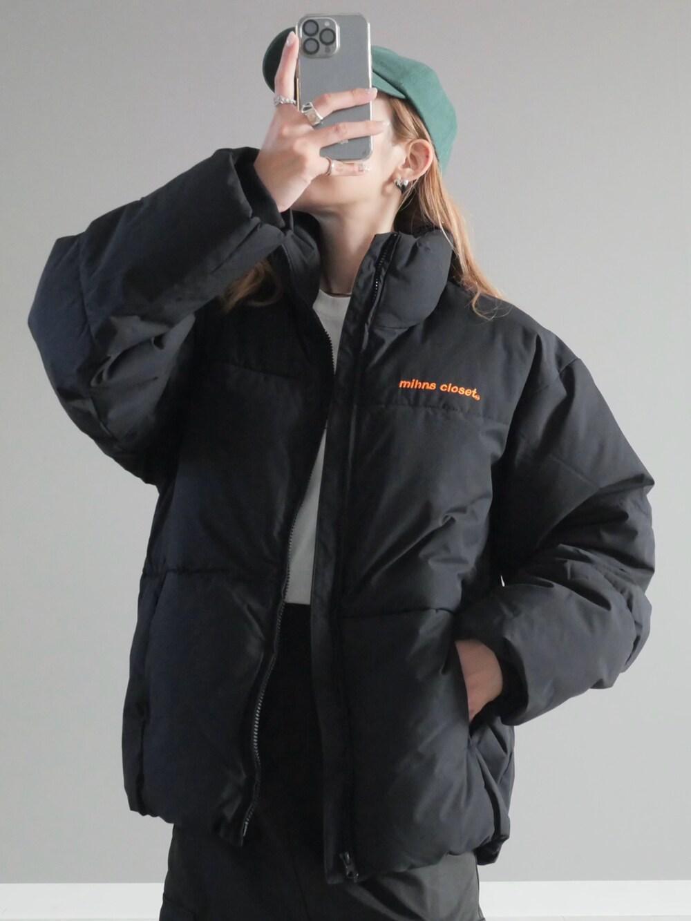 ブラック系のジャケット/アウター、ホワイト系のTシャツ/カットソー、ブラック系のセットアップを着用したレディースの秋コーディネートの2枚目の写真