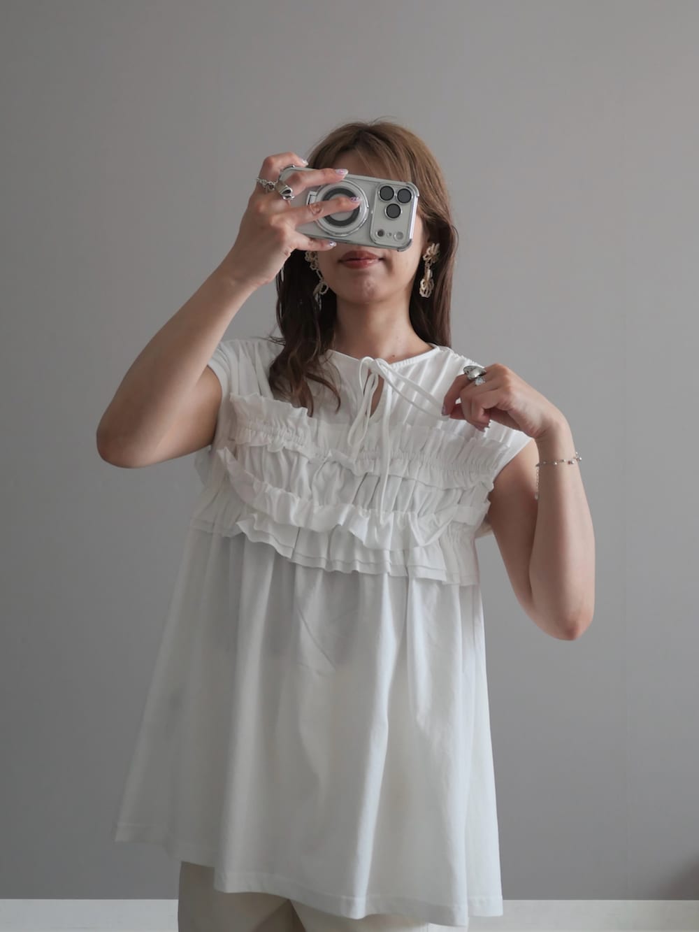 ホワイト系のTシャツ/カットソー、シルバー系のブレスレットを着用したレディースの夏コーディネートの2枚目の写真
