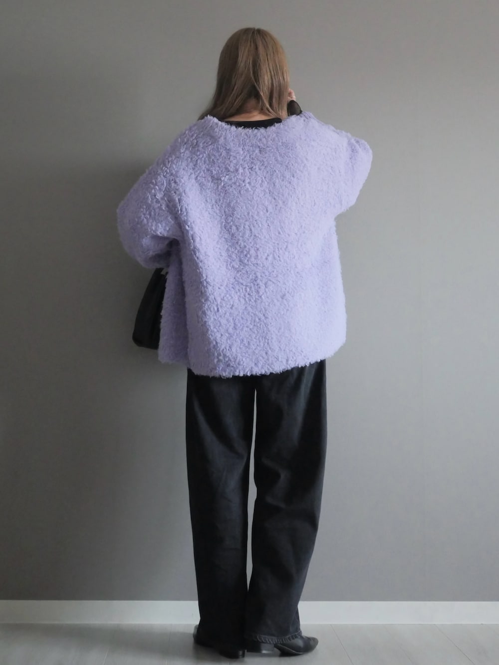 パープル系のカーディガン/ボレロ、ブラック系のTシャツ/カットソー、ブラック系のハンドバッグを着用したレディースの秋コーディネートの5枚目の写真