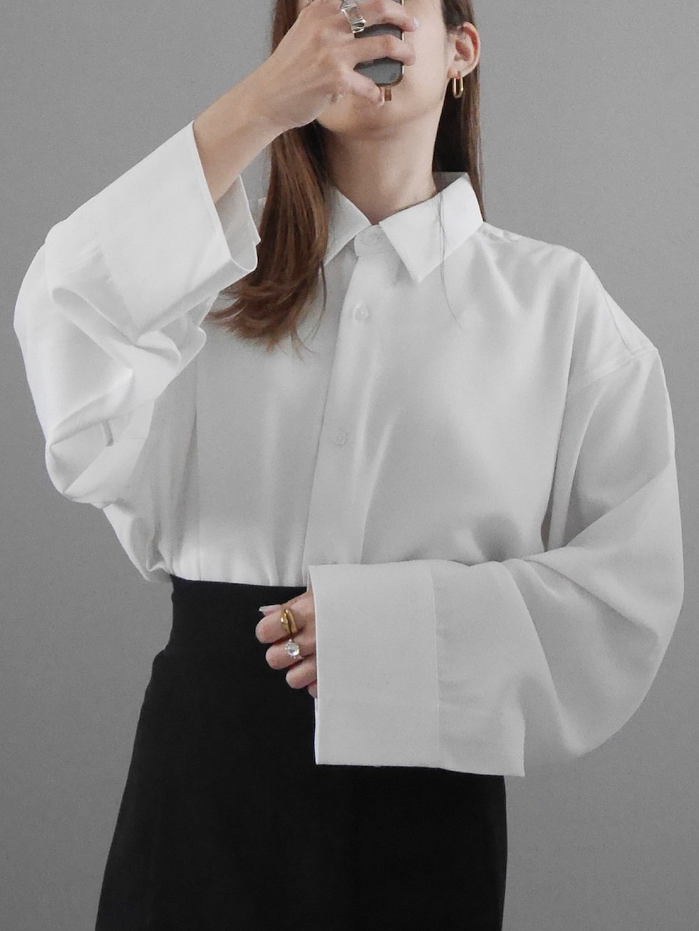 ホワイト系のシャツ/ブラウス、ブラック系のスカート、レッド系のショルダーバッグを着用したレディースの春コーディネートの4枚目の写真