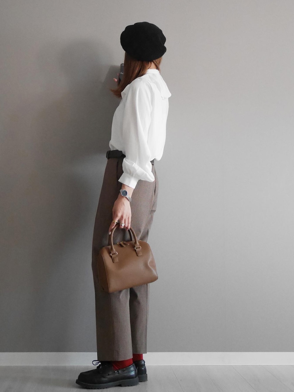 ホワイト系のシャツ/ブラウス、ブラウン系のパンツ、ブラウン系のバッグを着用したレディースの秋コーディネートの3枚目の写真