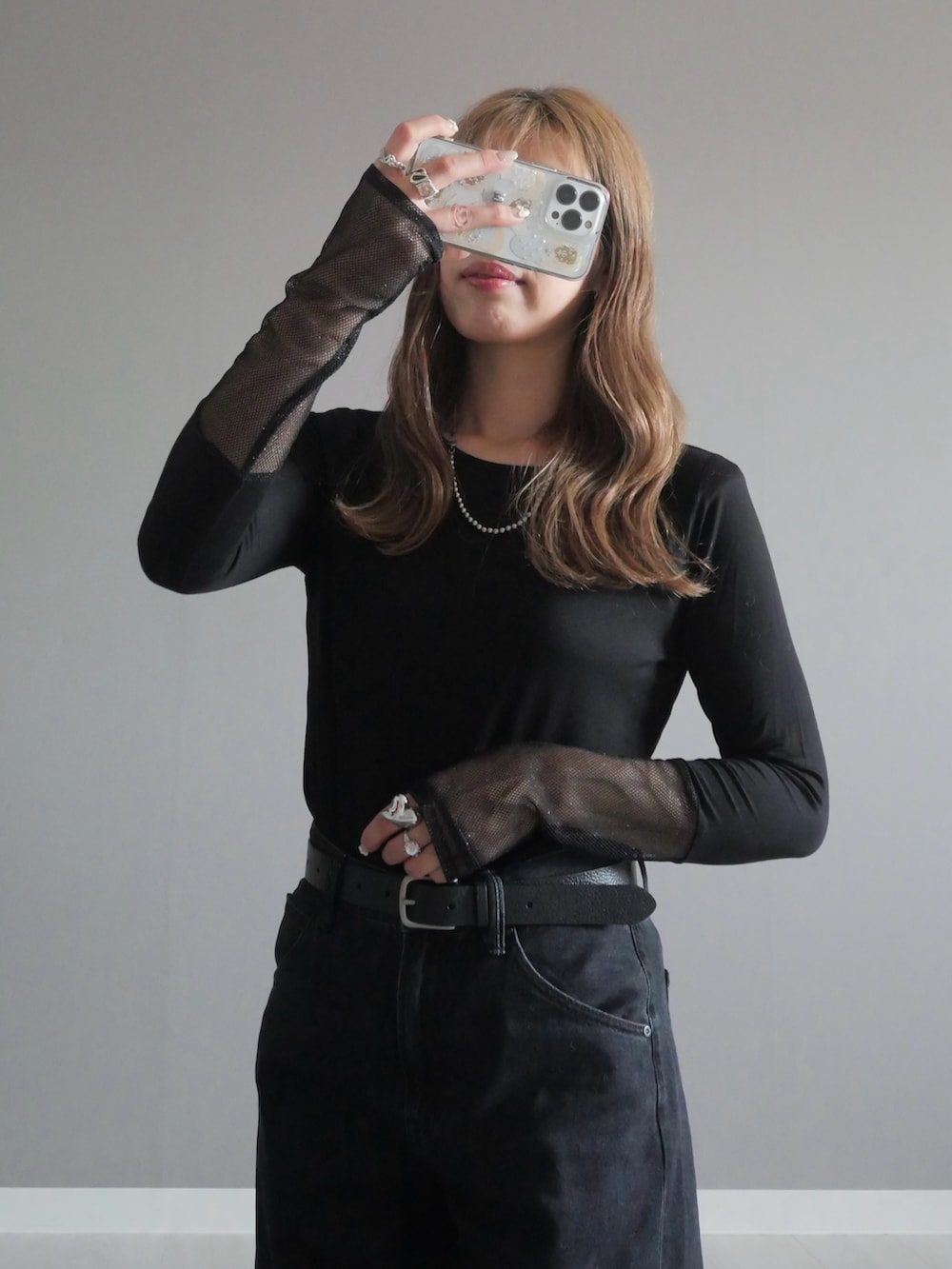 パープル系のカーディガン/ボレロ、ブラック系のTシャツ/カットソー、ブラック系のハンドバッグを着用したレディースの秋コーディネートの3枚目の写真