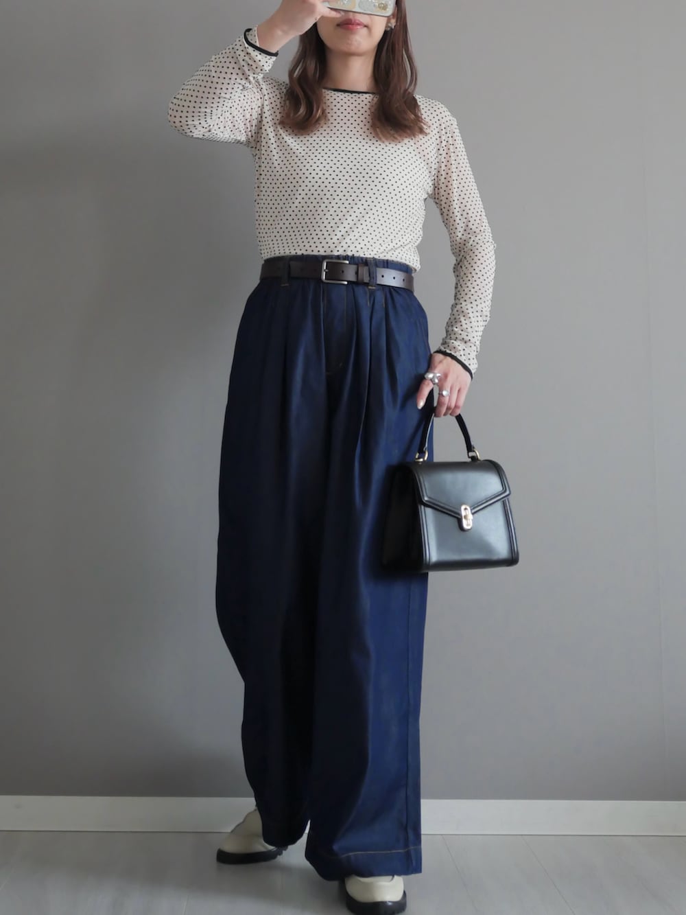 ホワイト系のTシャツ/カットソー、ホワイト系のローファー、ブルー系のデニムパンツを着用したレディースの春コーディネートの2枚目の写真