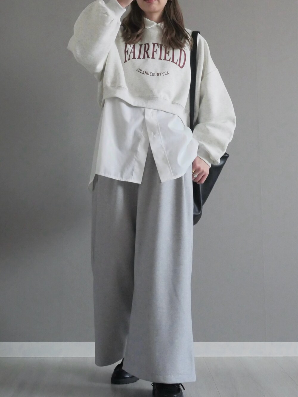 グレー系のスウェット、ホワイト系のシャツ/ブラウス、グレー系のその他パンツを着用したレディースの冬コーディネートの3枚目の写真