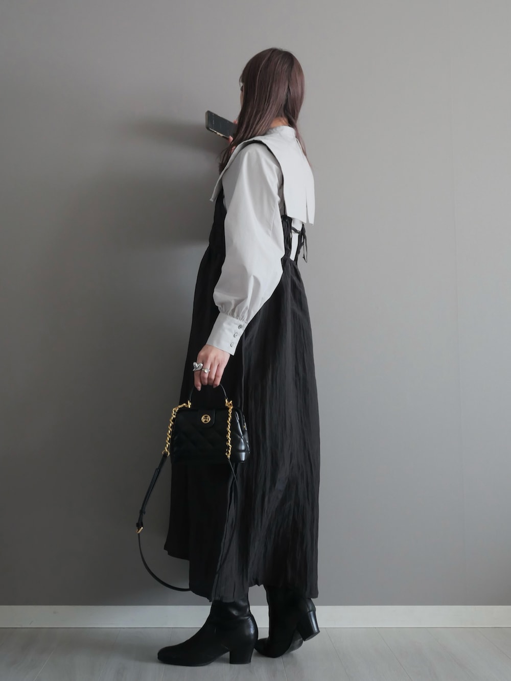 グレー系のシャツ/ブラウス、ブラック系のトートバッグ、ブラック系のブーツを着用したレディースの春コーディネートの4枚目の写真