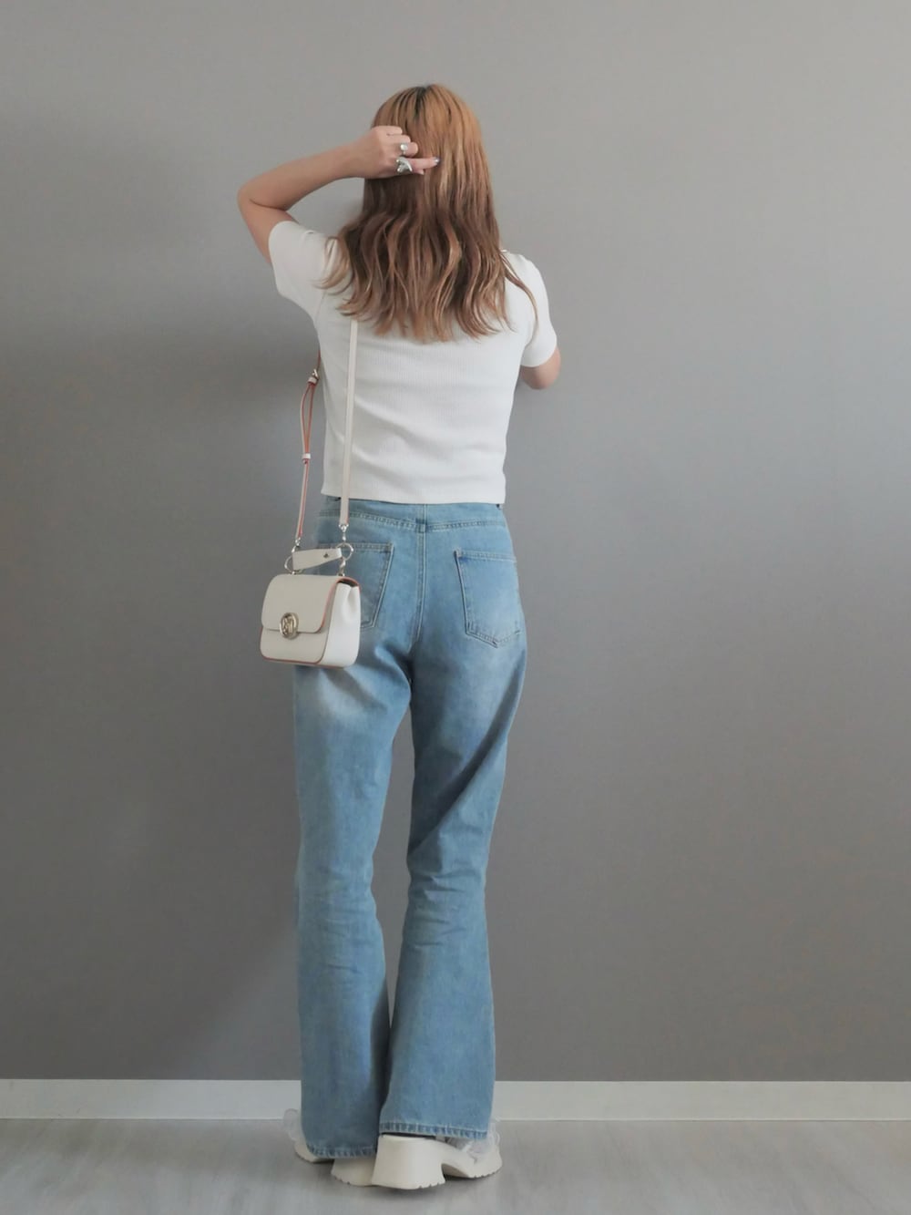 ホワイト系のハンドバッグ、ホワイト系のサンダル、ホワイト系のTシャツ/カットソーを着用したレディースの夏コーディネートの4枚目の写真