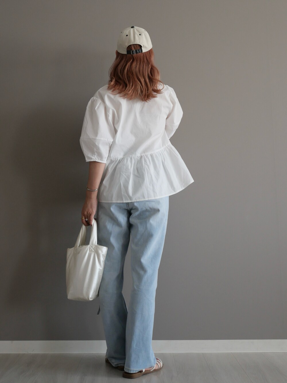 ホワイト系のシャツ/ブラウス、ブルー系のデニムパンツ、ホワイト系のハンドバッグを着用したレディースの夏コーディネートの5枚目の写真