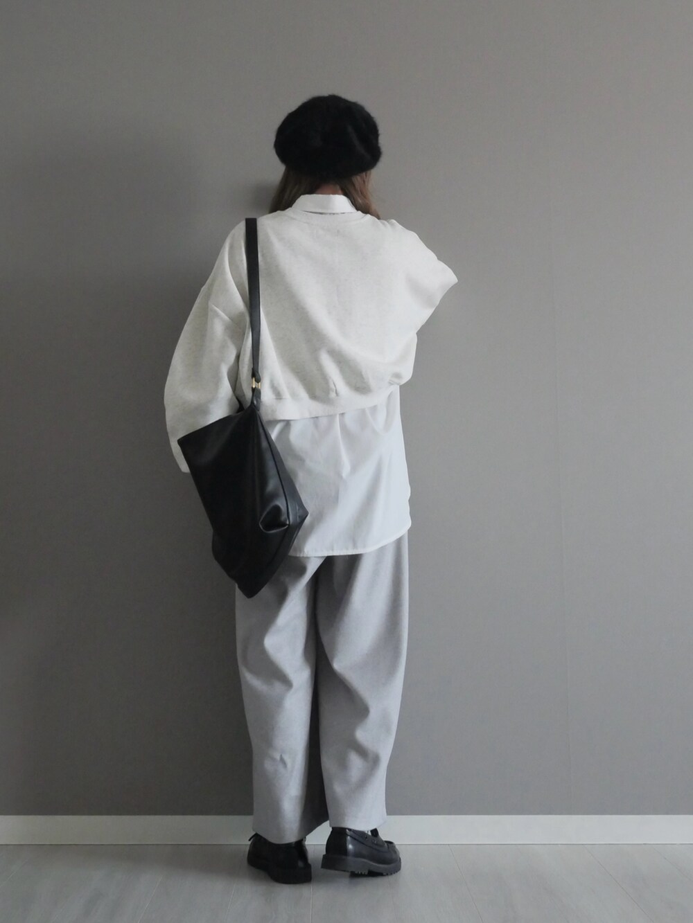 グレー系のスウェット、ホワイト系のシャツ/ブラウス、グレー系のその他パンツを着用したレディースの冬コーディネートの4枚目の写真