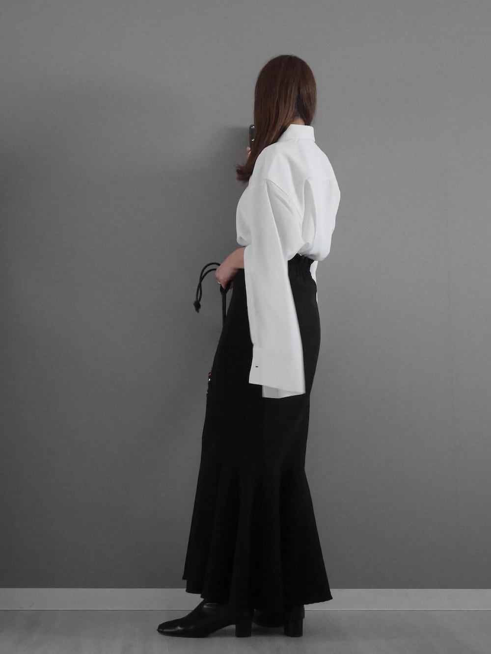 ホワイト系のシャツ/ブラウス、ブラック系のスカート、レッド系のショルダーバッグを着用したレディースの春コーディネートの3枚目の写真