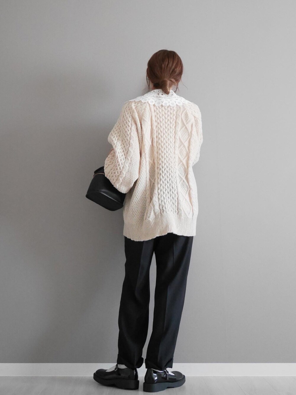 ブラック系のその他パンツ、ブラック系のショルダーバッグ、ブラック系のシューズを着用したレディースの秋コーディネートの2枚目の写真