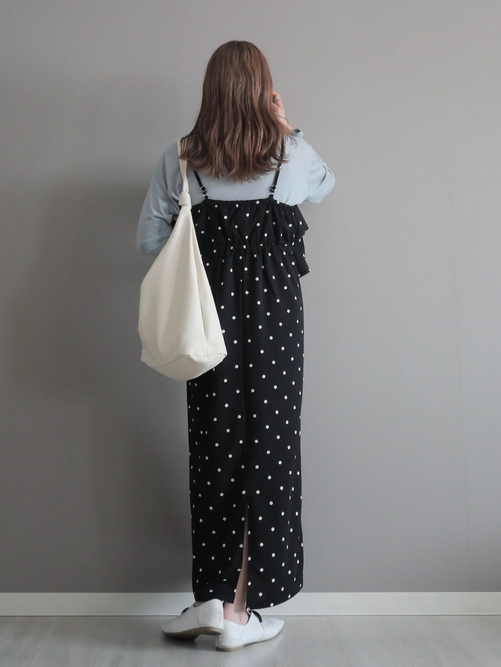 ブルー系のTシャツ/カットソー、その他のワンピース、ホワイト系のトートバッグを着用したレディースの春コーディネートの4枚目の写真