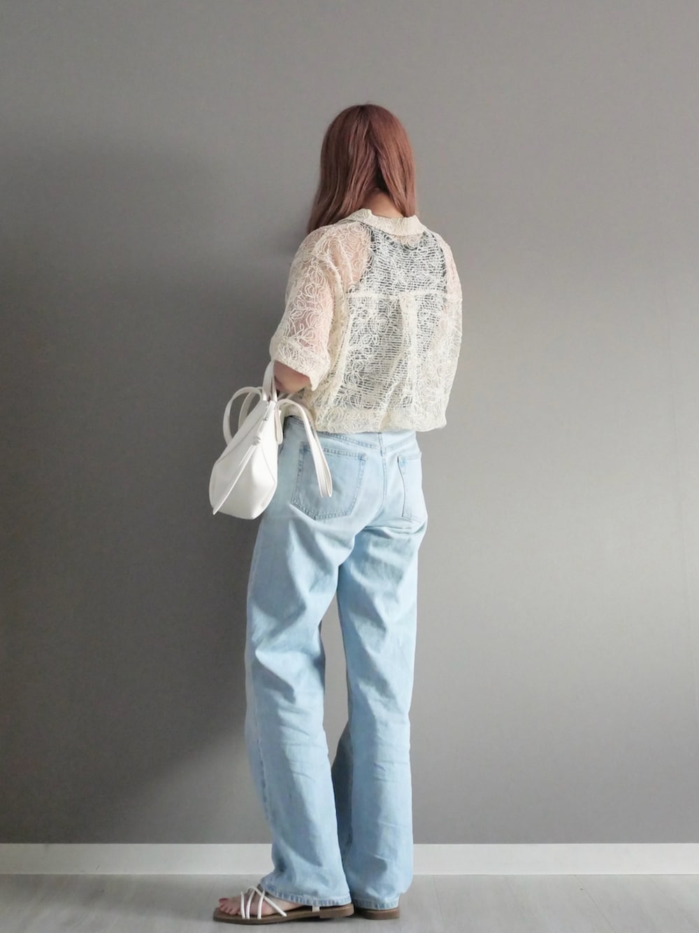 ホワイト系のシャツ/ブラウス、ブラック系のタンクトップ、グレー系のデニムパンツを着用したレディースの夏コーディネートの3枚目の写真