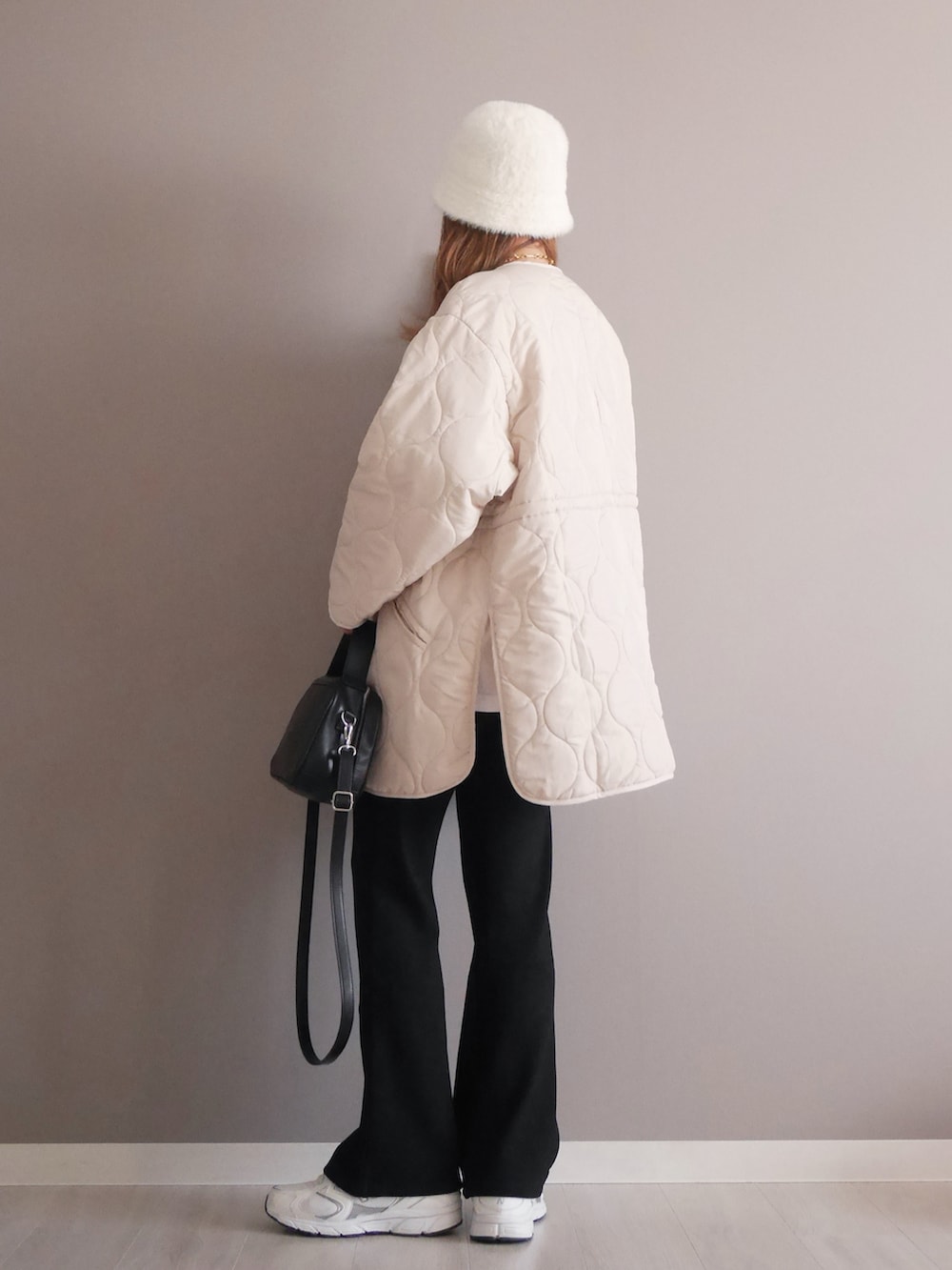 ホワイト系のノーカラーコート、ホワイト系のTシャツ/カットソー、ブラック系のその他パンツを着用したレディースの秋コーディネートの2枚目の写真