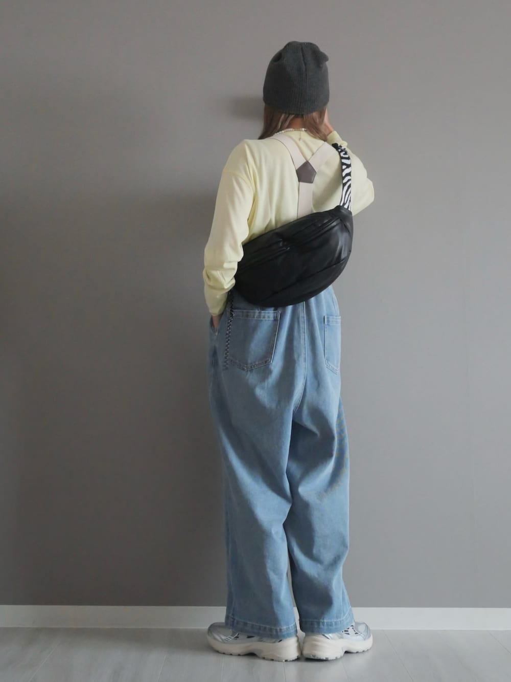 イエロー系のTシャツ/カットソー、ブラック系のボディバッグ/ウエストポーチ、その他のネックレスを着用したレディースの秋コーディネートの4枚目の写真