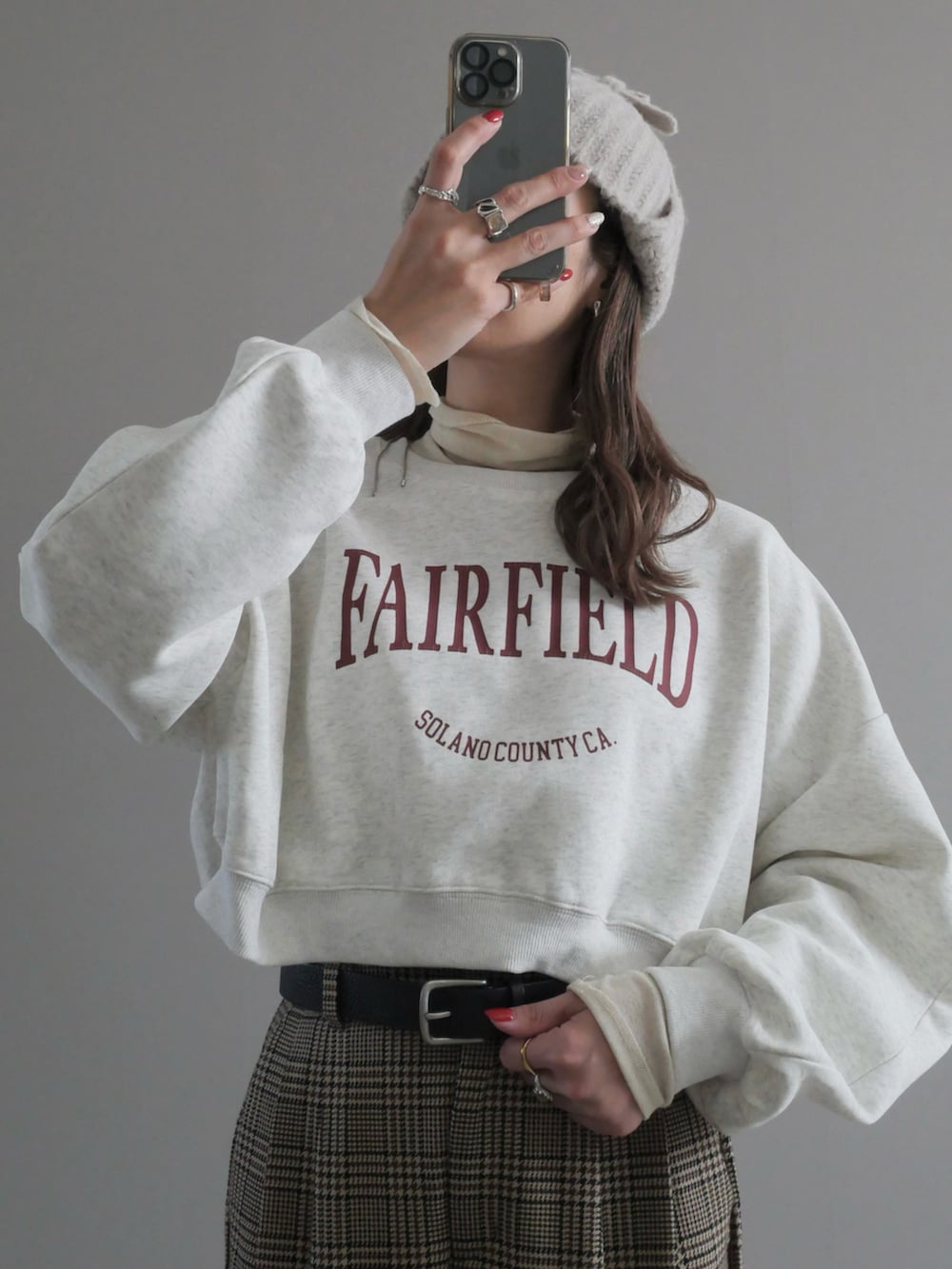 グレー系のスウェット、ベージュ系のパンツ、グリーン系のジャケット/アウターを着用したレディースの冬コーディネートの2枚目の写真