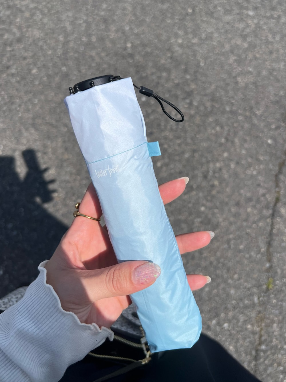 ホワイト系のベスト、ブラック系のショルダーバッグ、ブルー系のその他パンツを着用したレディースの春コーディネートの5枚目の写真