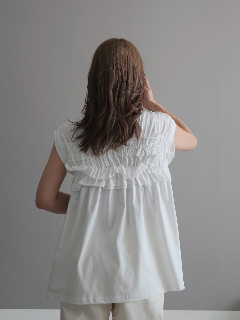 ホワイト系のTシャツ/カットソー、シルバー系のブレスレットを着用したレディースの夏コーディネートの4枚目の写真