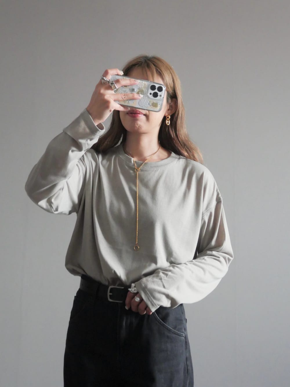 ブラウン系のブルゾン、ブラック系のトートバッグ、ブラック系のパンプスを着用したレディースの秋コーディネートの4枚目の写真